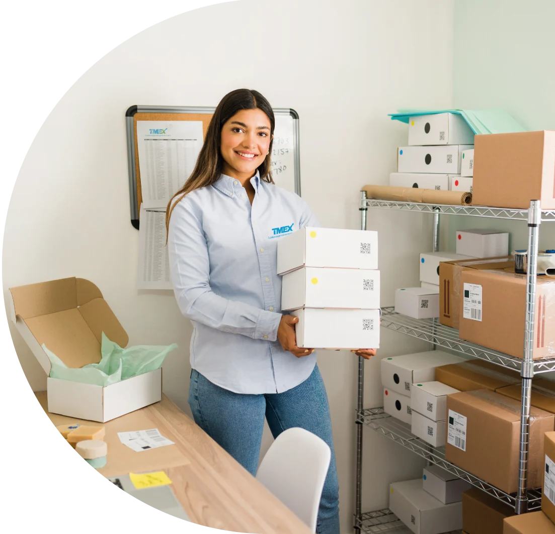 Que es TMEX Mujer de tmex sosteniendo unas cajas de Que es TMEX